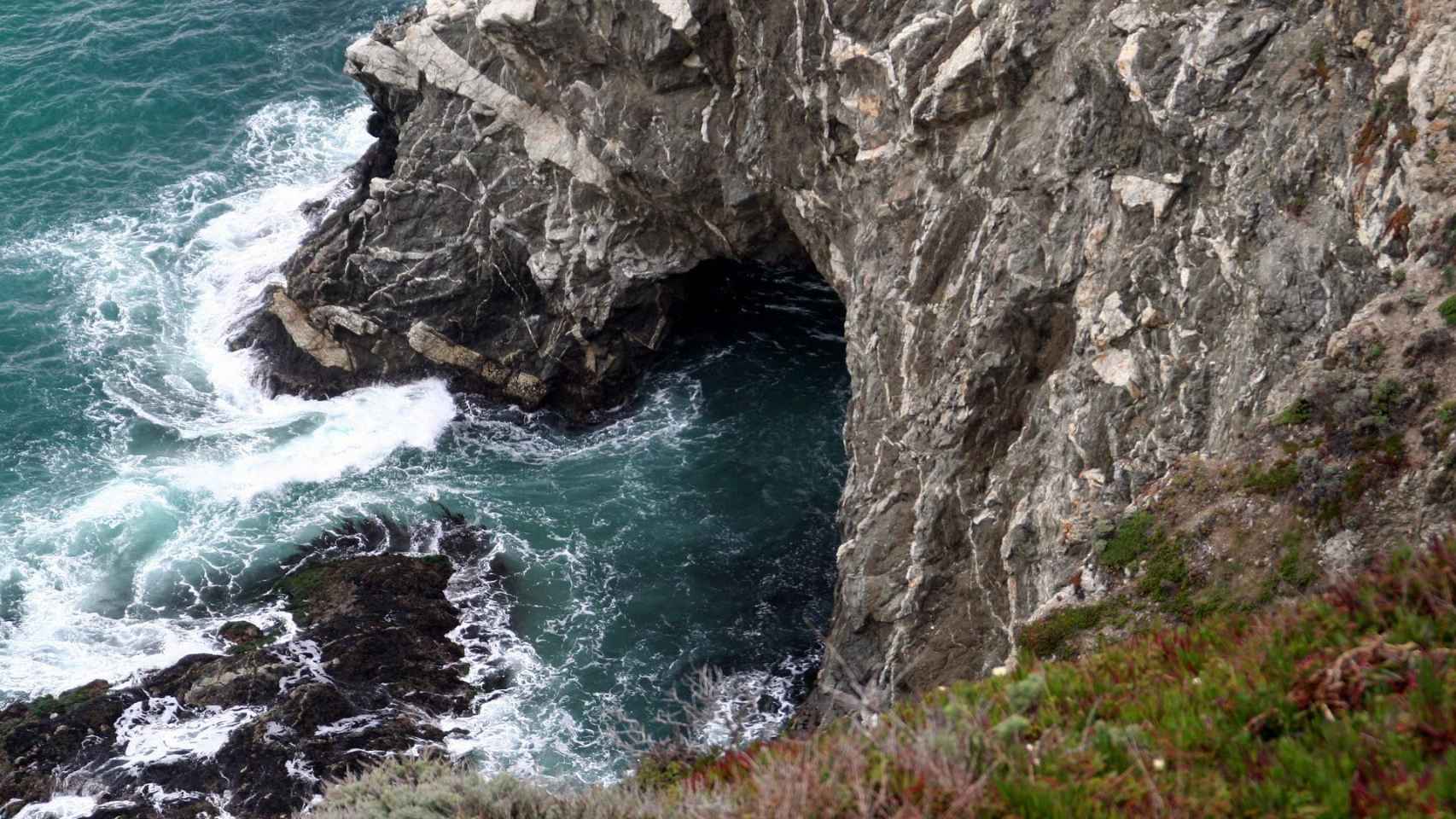 Una cueva marina en la que entra la corriente del mar / PIXABAY