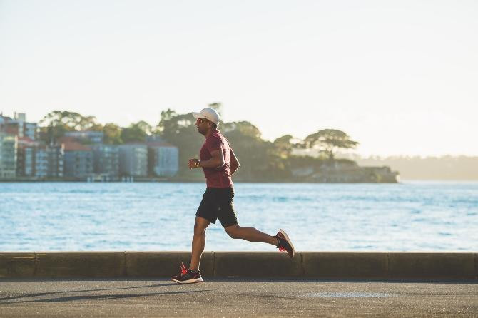 Practicando running, una disciplina algo similar al power walking / Chander R en UNSPLASH