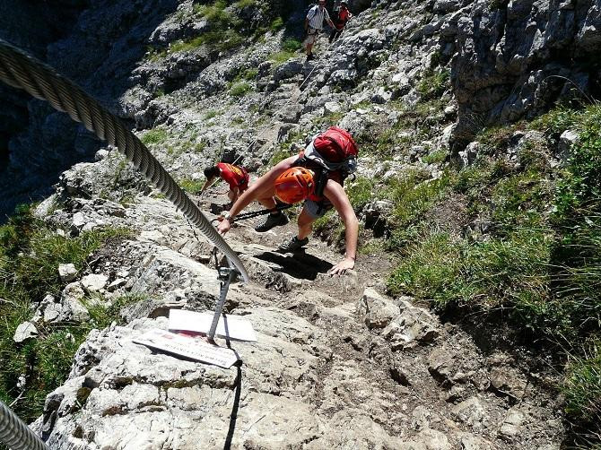 Ascendiendo por una vía ferrata / Hans EN PIXABAY