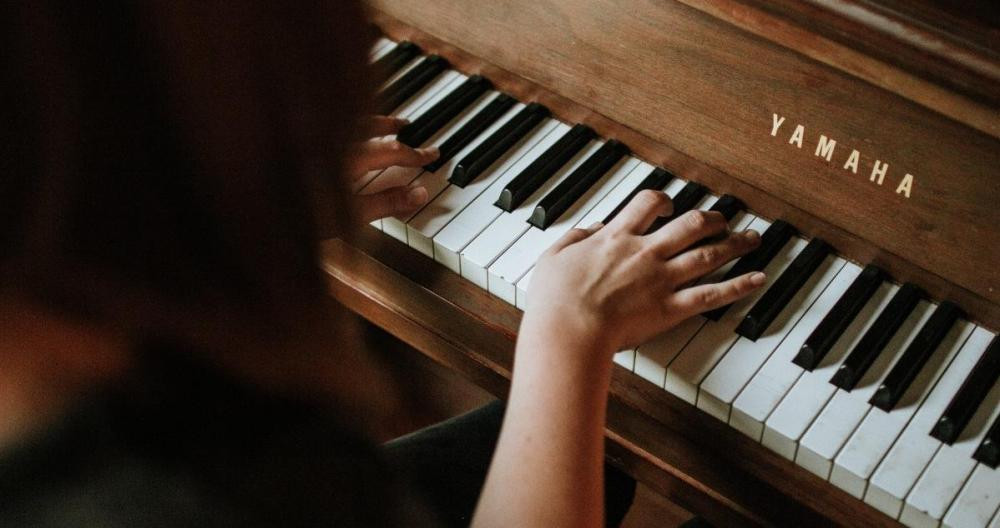 Chica tocando el piano / Jordan Whitfield en Unsplash