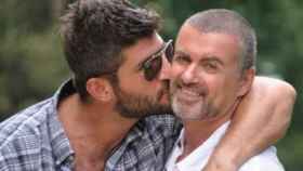 George Michael junto a su novio en una imagen de archivo