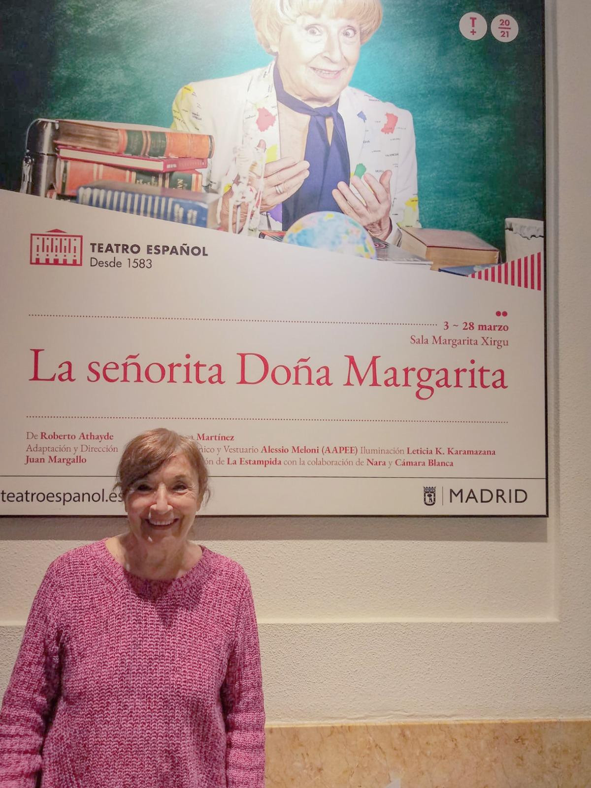 Petra Martínez posa frente al cartel de 'La señorita Doña Margarita' / JC