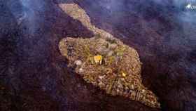 Imagen de la casa rodeada por la lava del volcán de La Palma por Alfonso Escalero / @i_love_the_world.es