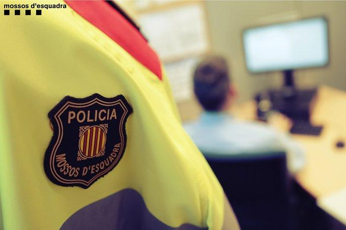 Agentes de los Mossos d'Esquadra en una comisaría en plena investigación / MOSSOS