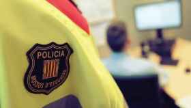 Agentes de los Mossos d'Esquadra en una comisaría en plena investigación / MOSSOS