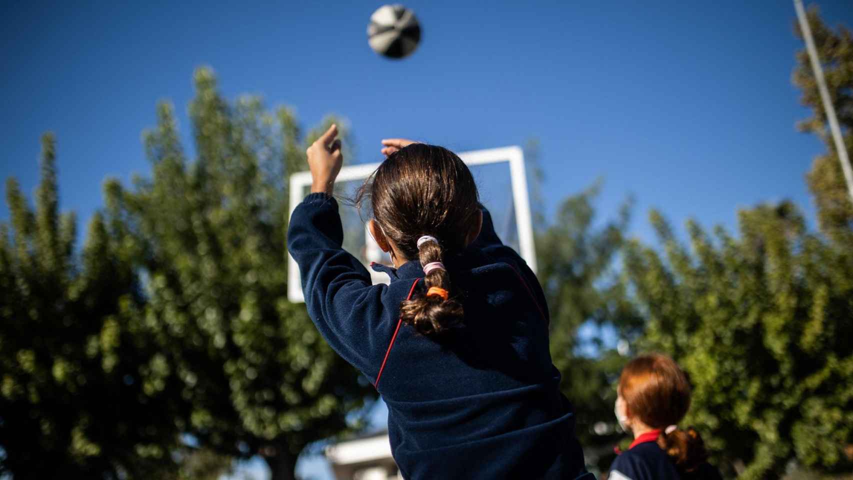 Una alumna de un colegio juega a basket / EP