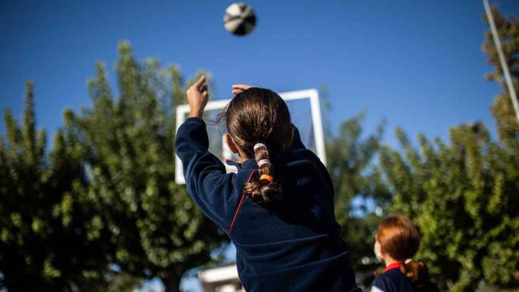 Una alumna de un colegio juega a basket / EP