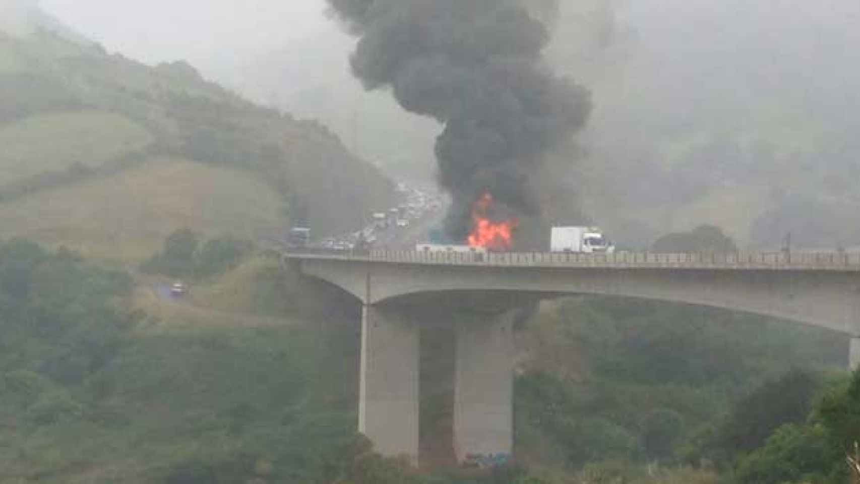 El camión siniestrado en el puente de Ontón en Cantabria / CG