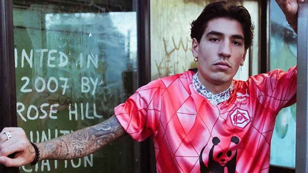 Héctor Bellerín, cazado en las calles de Londres al lado de una librería 'low-cost' / REDES