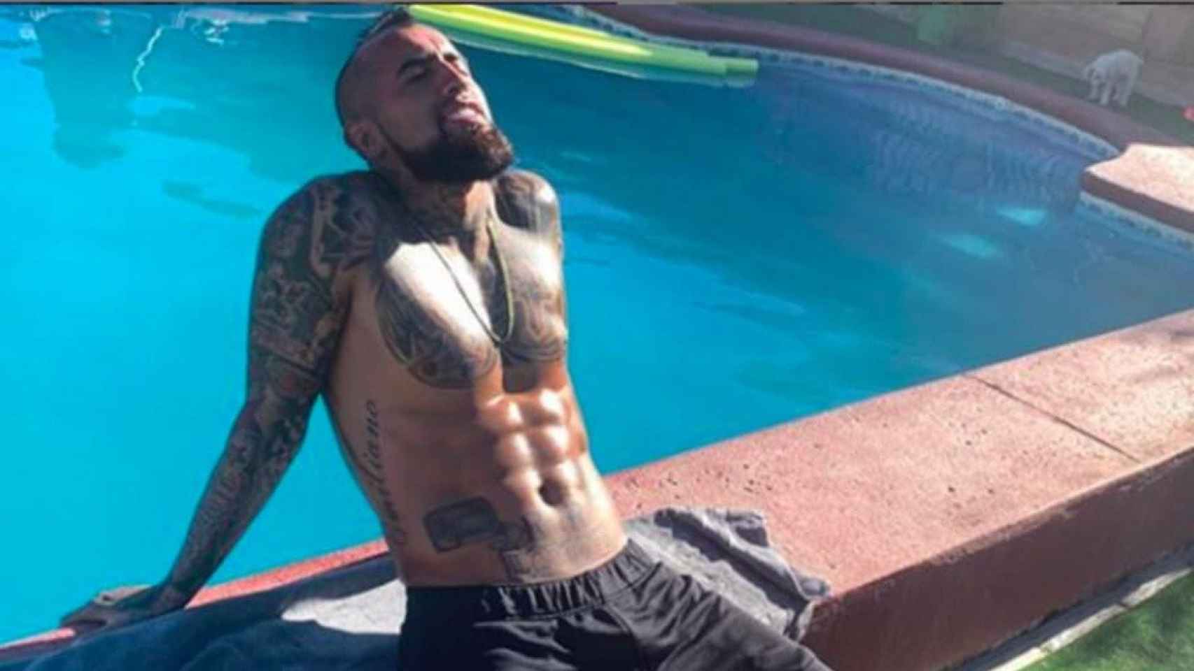 Arturo Vidal tomando el sol en la piscina