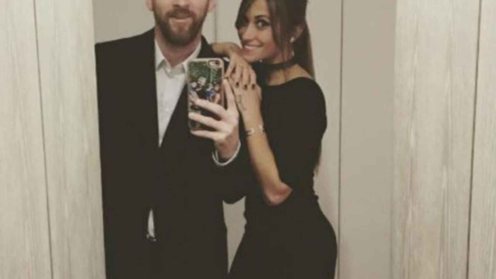 Leo Messi y Antonella Roccuzzo en el vestuario