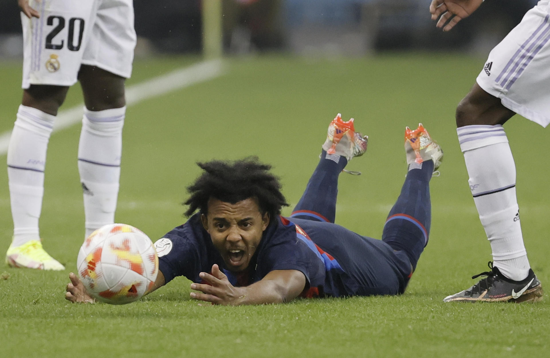 Jules Koundé acaba en el sueldo durante un lance del Madrid-Barça en el clásico de la Supercopa / EFE