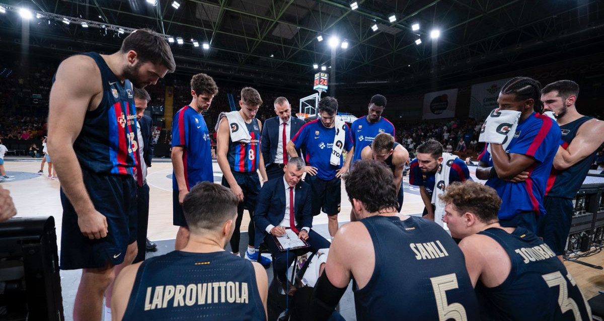 Los jugadores del Barça de basket reciben órdenes de Jasikevicius / FCB