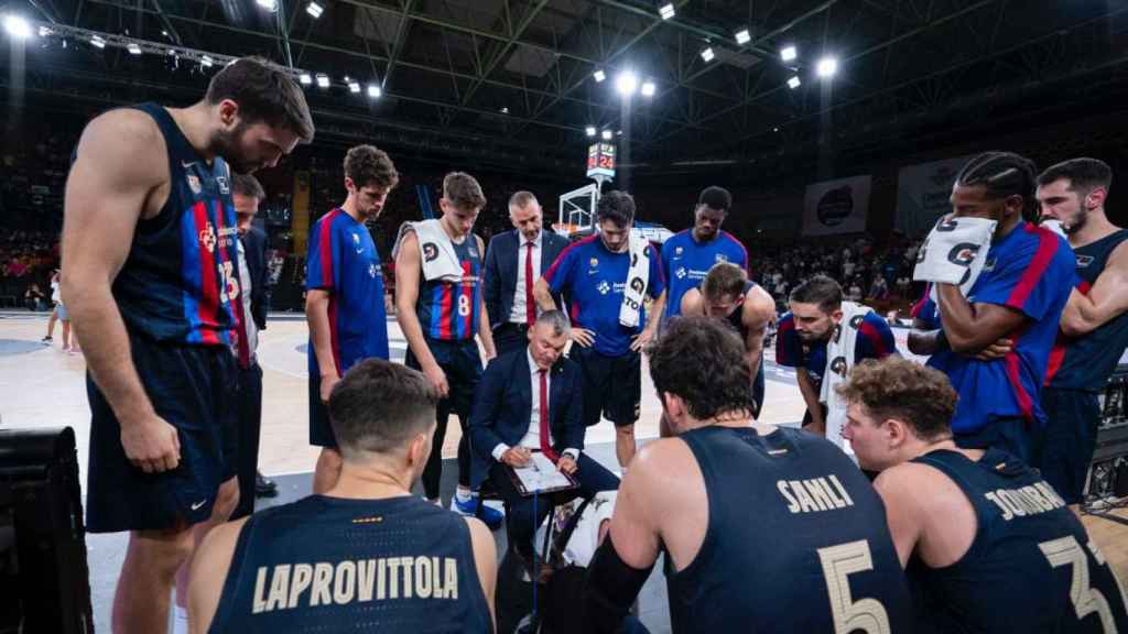 Los jugadores del Barça de basket reciben órdenes de Jasikevicius / FCB