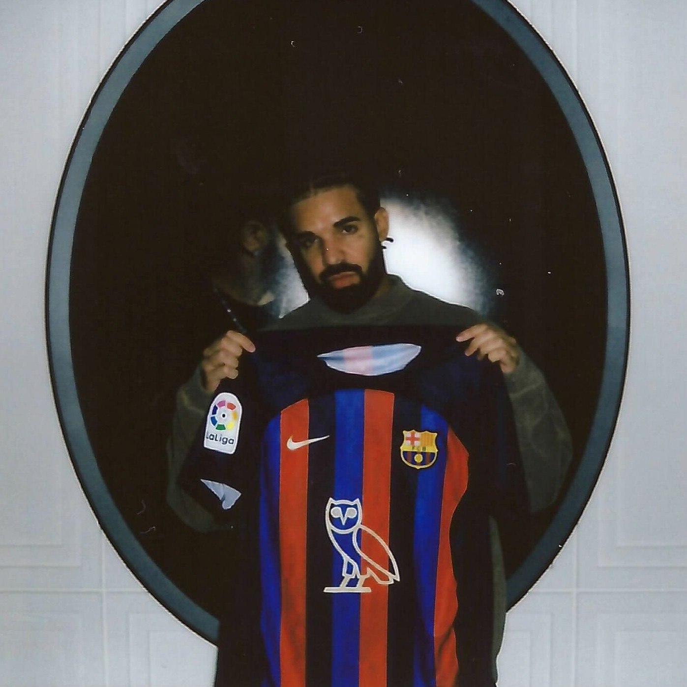 Drake, posando con la camiseta del FC Barcelona / DRAKE