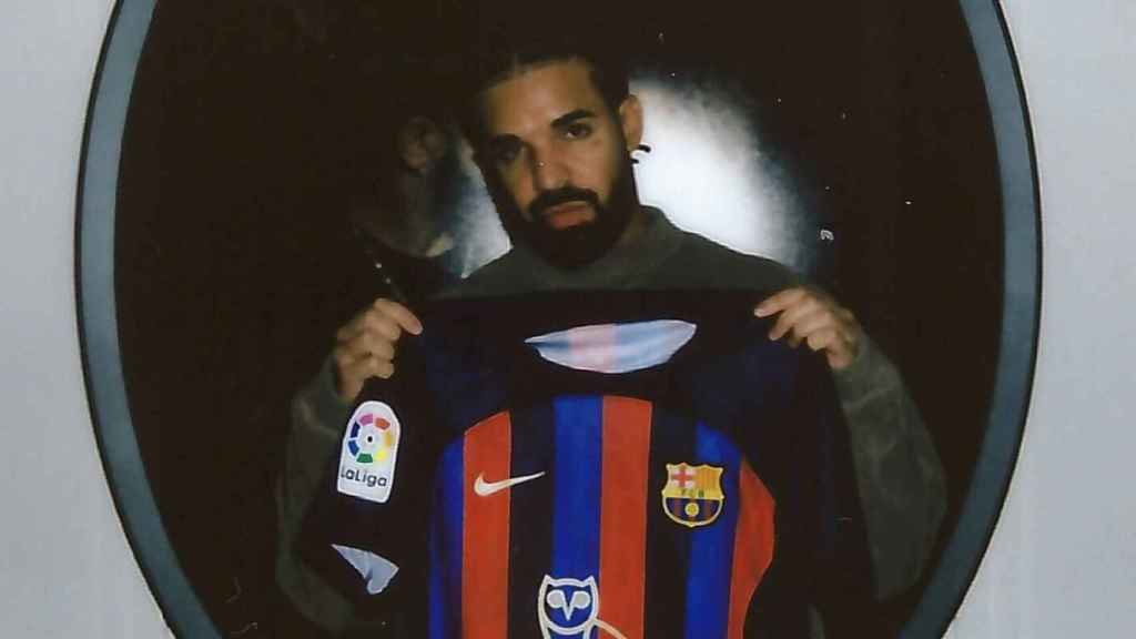 Drake, posando con la camiseta del FC Barcelona / DRAKE