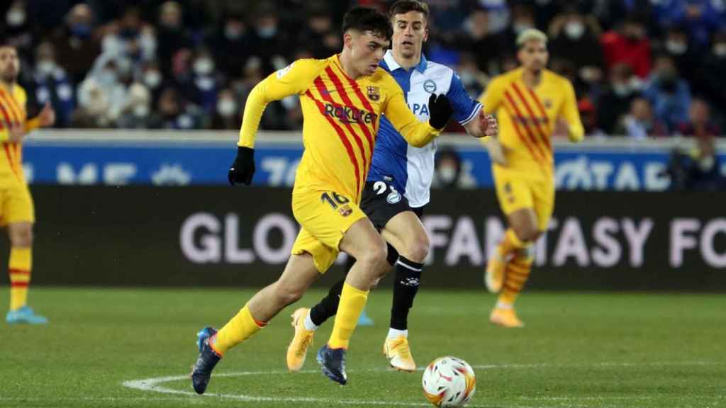 Pedri, de quien Xavi dice que es la excelencia del modelo, conduce la pelota en el Alavés-Barça del domingo / FCB