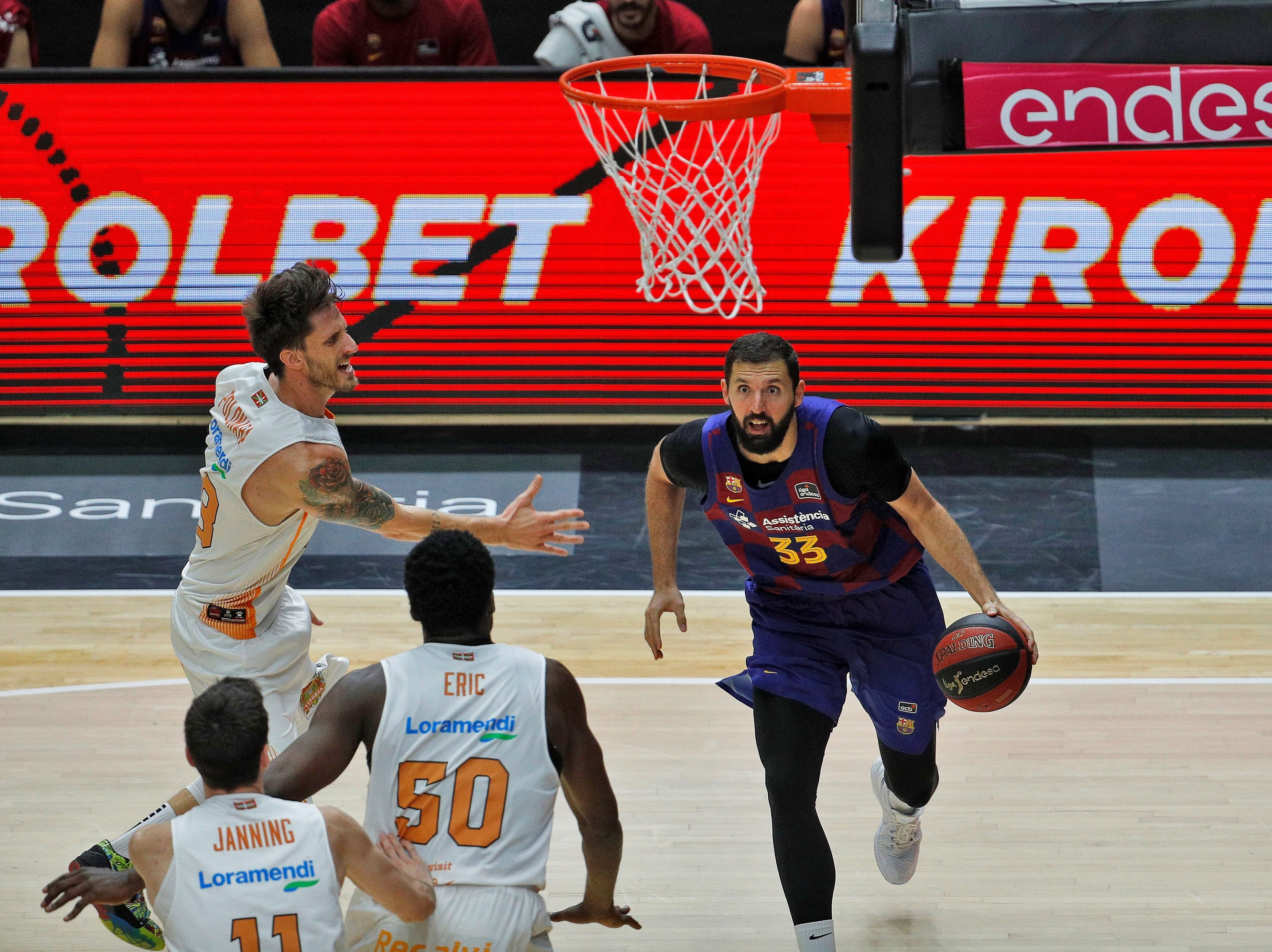 Nikola Mirotic durante el Barça-Baskonia / EFE