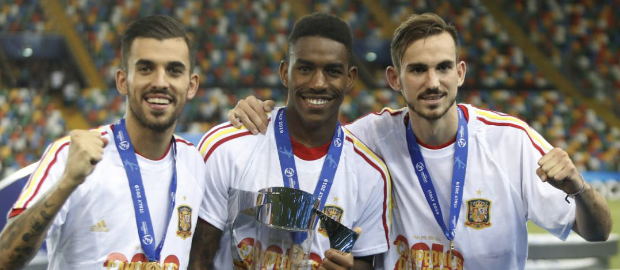 Una foto de los canteranos del Betis, Ceballos, Firpo y Ruiz tras proclamarse campeones del Europeo sub21 / Twitter