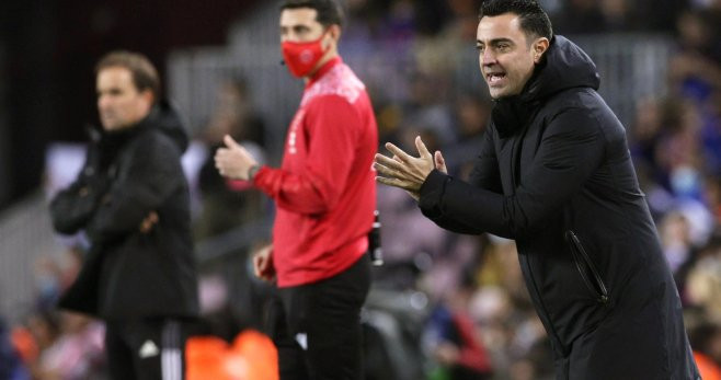 Xavi da ánimos a los jugadores del Barça ante Osasuna