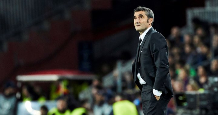 Ernesto Valverde en un partido del Barça / EFE