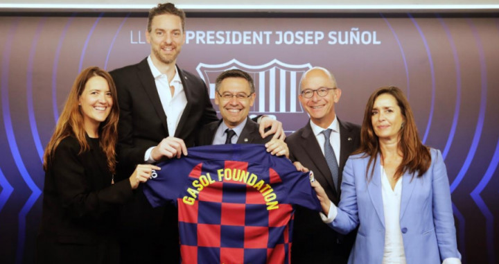 Pau Gasol con Bartomeu y Cardoner en el Camp Nou / FCB