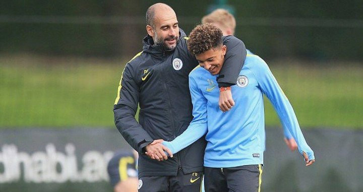 Pep Guardiola con Jadon Sancho en un entrenamiento del City / EFE