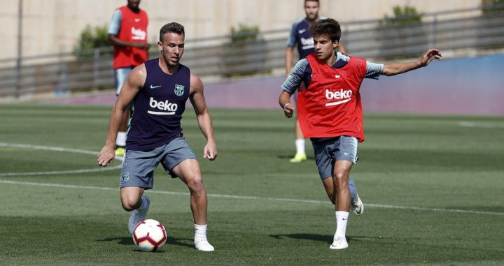 Una foto de archivo de Arthur Melo y Riqui Puig en un entrenamiento del Barça / FCB