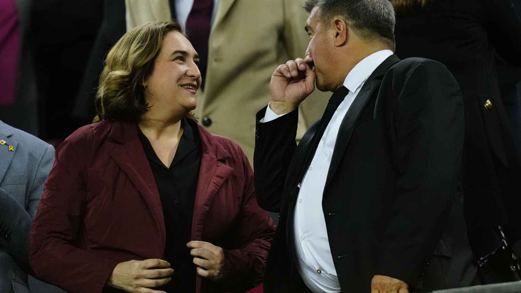 Ada Colau y Joan Laporta se saludan en el palco del Camp Nou / EFE