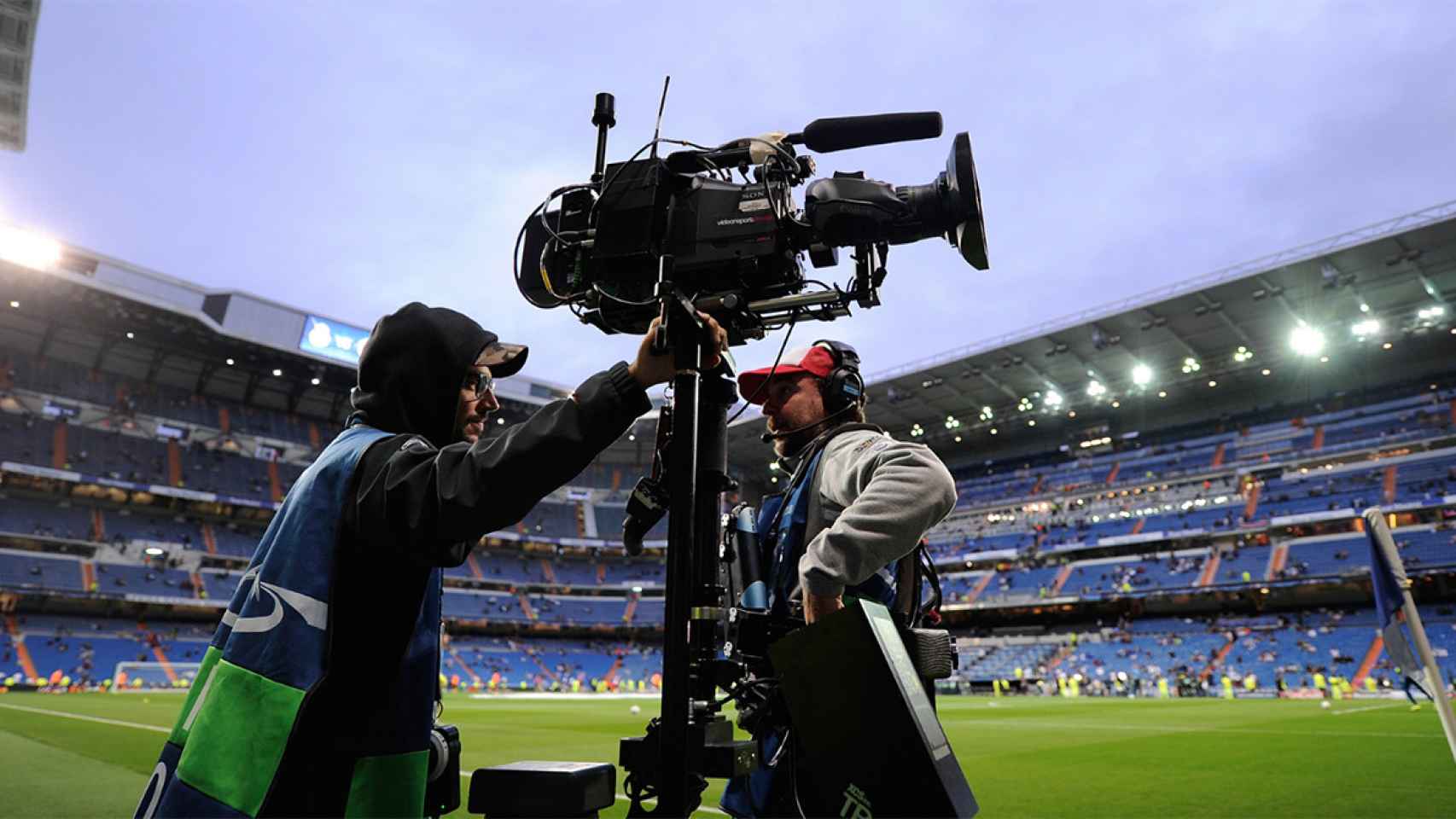 Un cámara de Movistar, en el Santiago Bernabéu antes de un partido / REDES