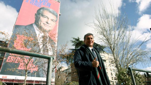 Laporta, junto a la lona que exhibió en Madrid | EFE