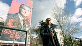 Laporta, junto a la lona que exhibió en Madrid | EFE