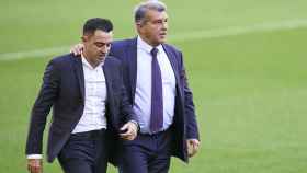 Joan Laporta y Xavi Hernández, caminando por el césped del Camp Nou