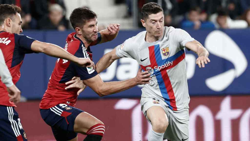 Robert Lewandowski protege el balón en el partido contra el Osasuna EFE