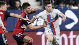 Robert Lewandowski protege el balón en el partido contra el Osasuna EFE