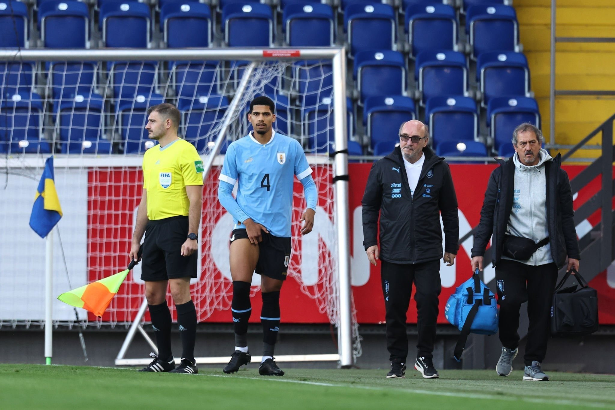 Ronald Araujo, lesionado a los 50 segundos contra Irán / TWITTER