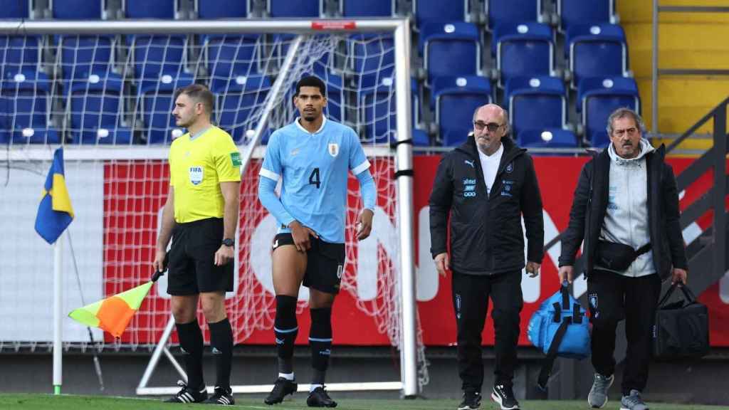 Ronald Araujo, lesionado a los 50 segundos contra Irán