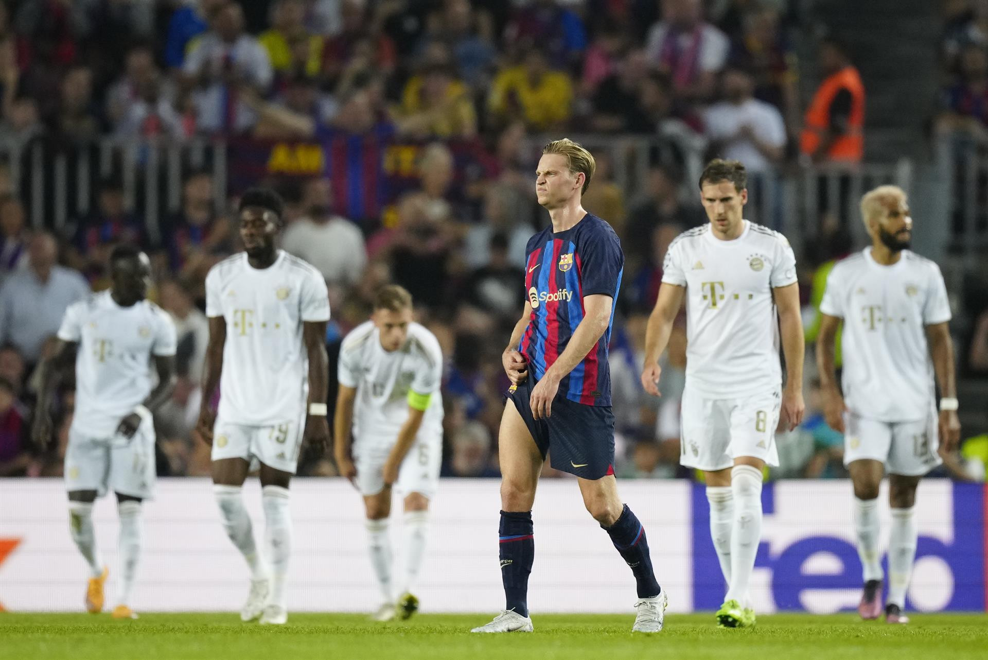 Frenkie de Jong, frustrado tras el primer gol del Bayern / EFE