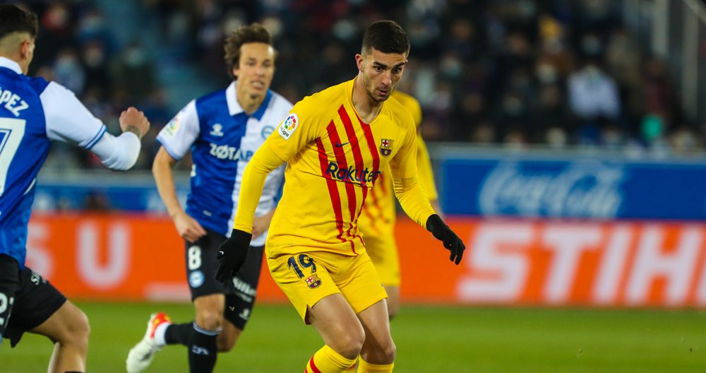 Ferran Torres, en una jugada del partido entre Alavés y Barça / FCB