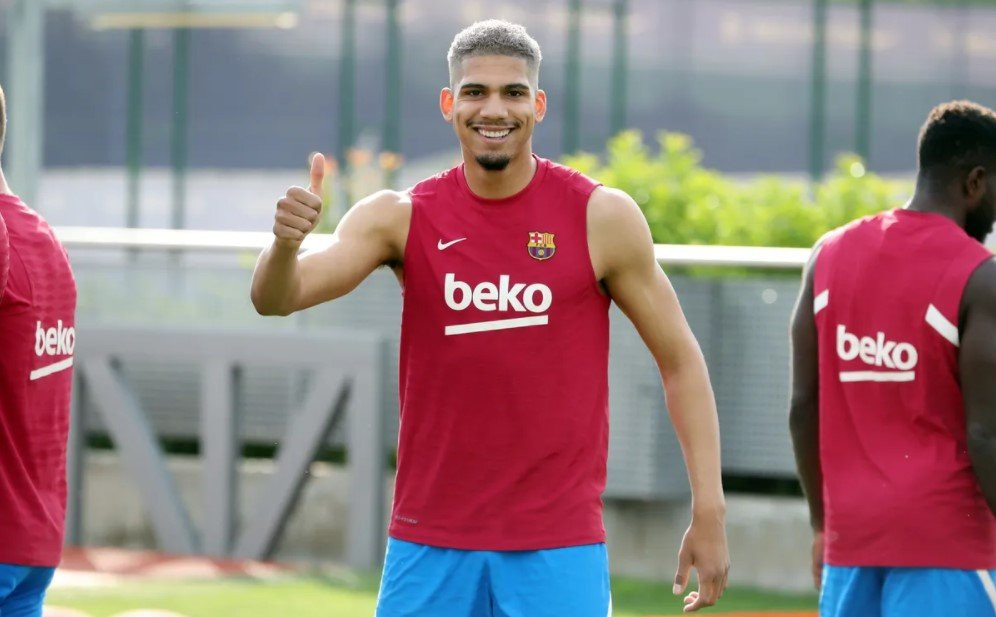 Ronald Araujo, sonriente en los entrenamientos del primer equipo / FCB