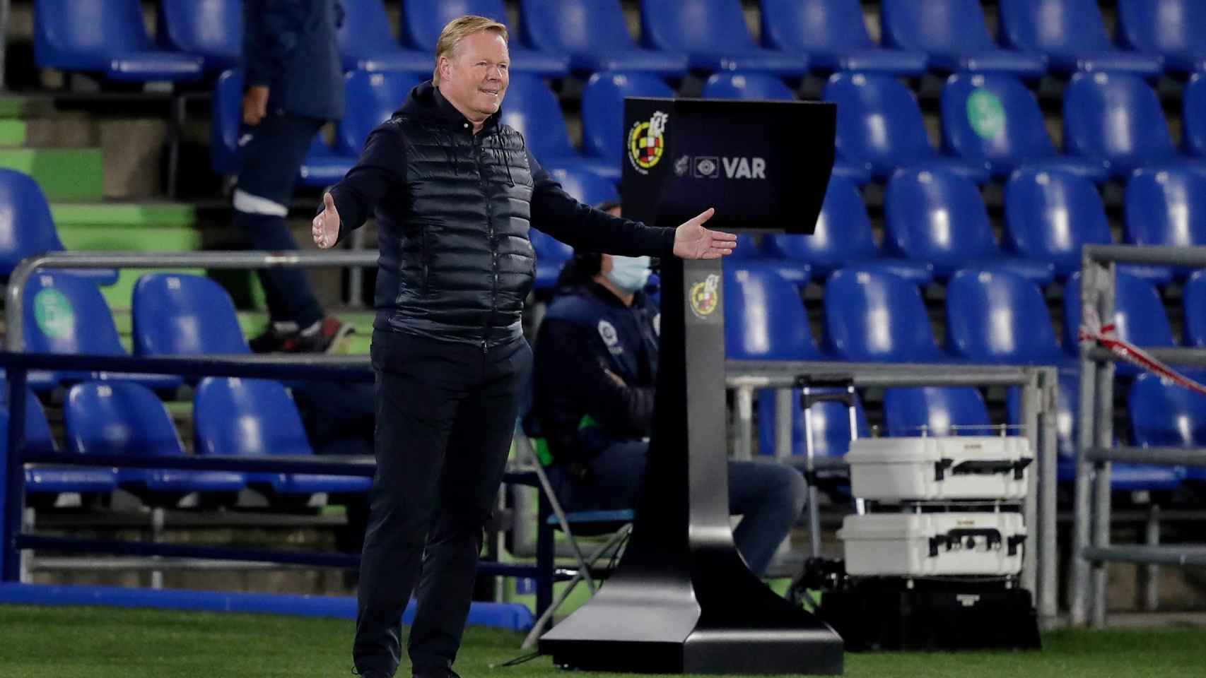 Koeman, quejándose de una acción al arbitro Soto Grado | EFE