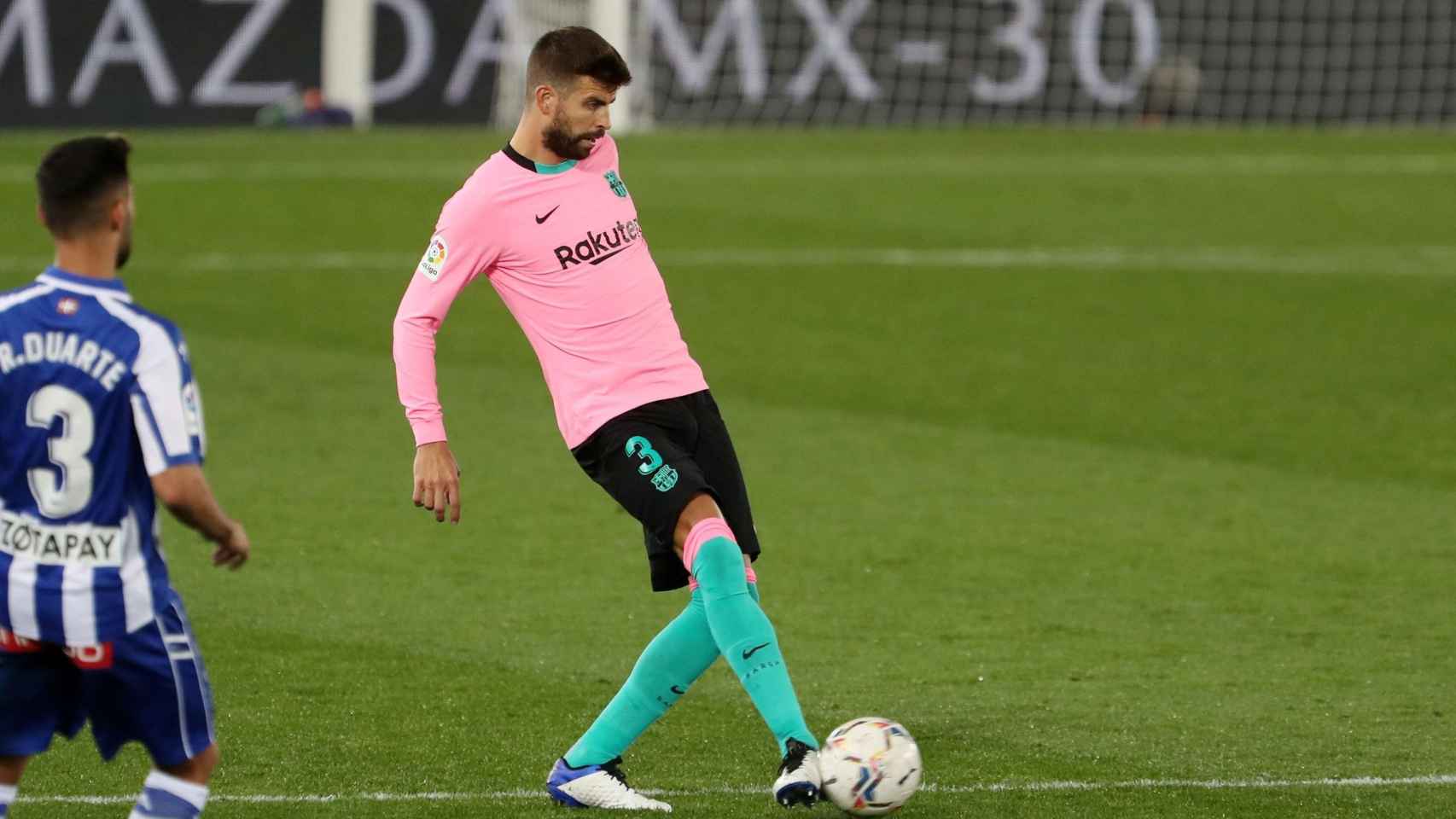 Piqué, en una acción ante el Alavés | FCB