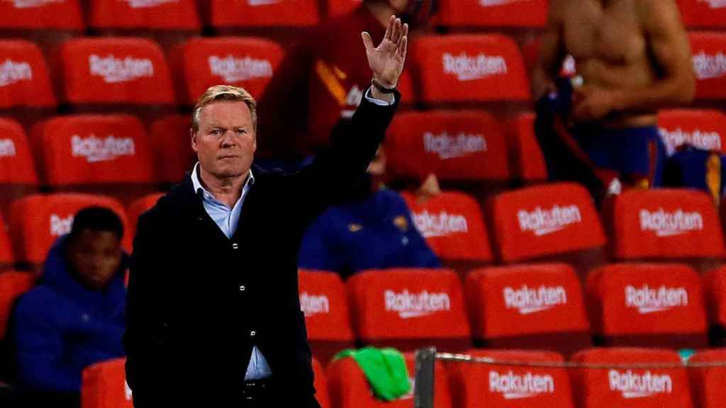 Ronald Koeman da indicaciones durante el Barça-Sevilla en el Camp Nou / EFE