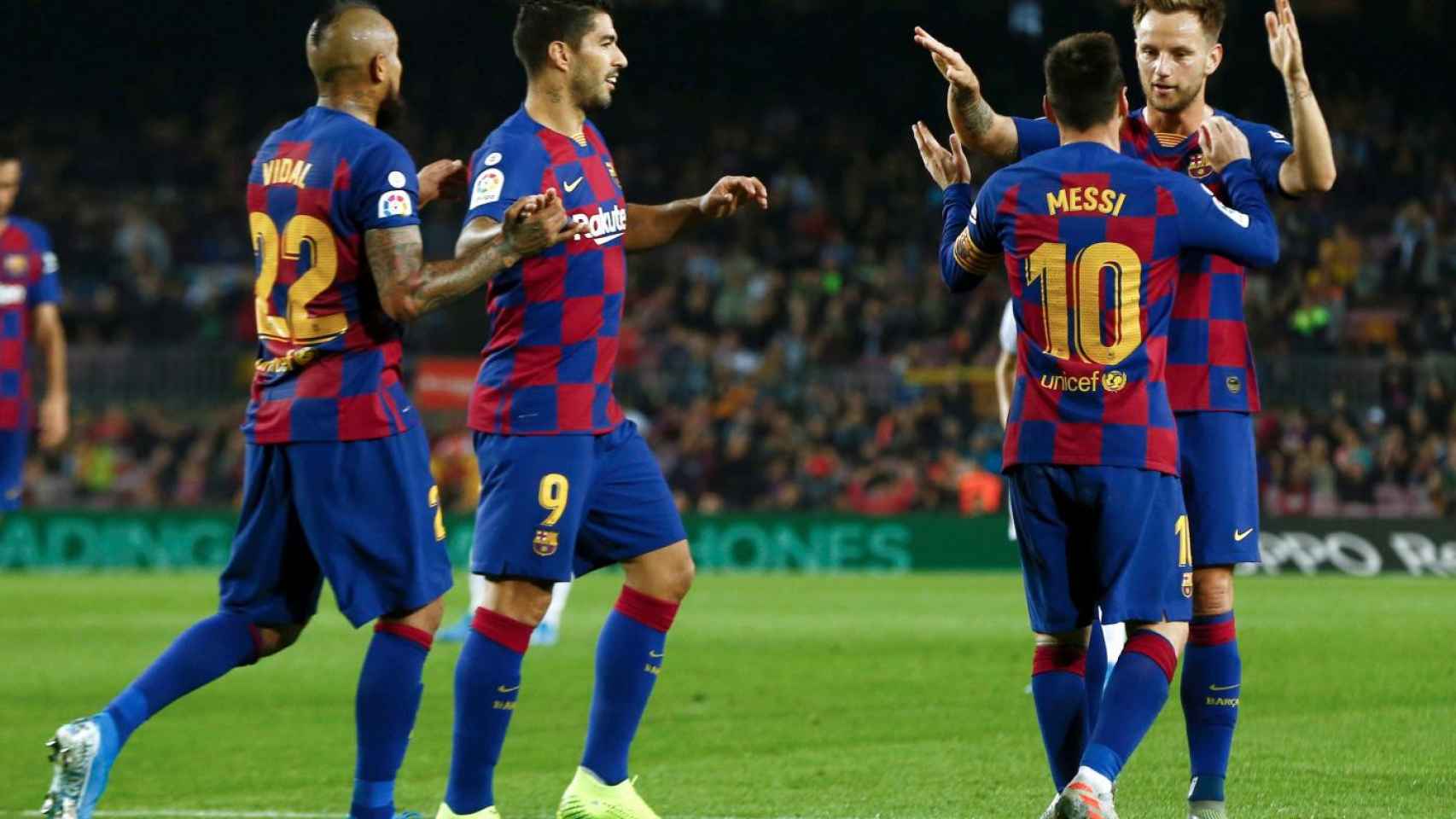 Messi, Arturo Vidal, Luis Suárez e Ivan Rakitic celebran un gol en el Camp Nou / EFE