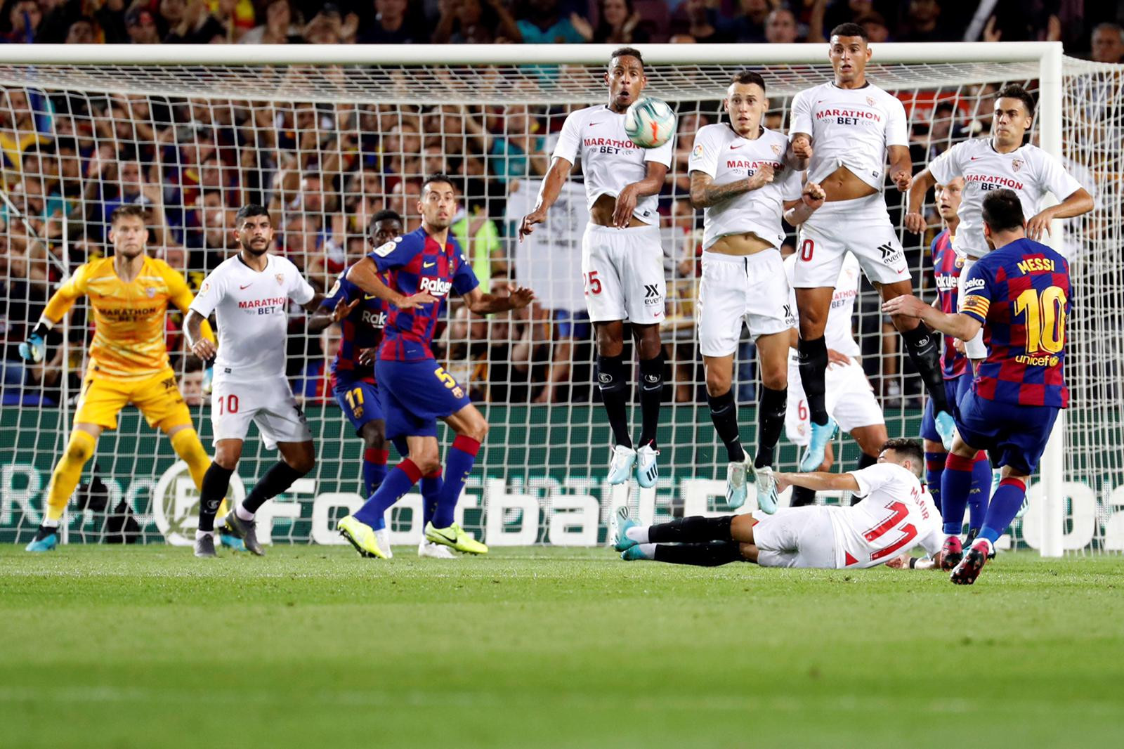 Leo Messi marca un gol de falta al Sevilla / EFE