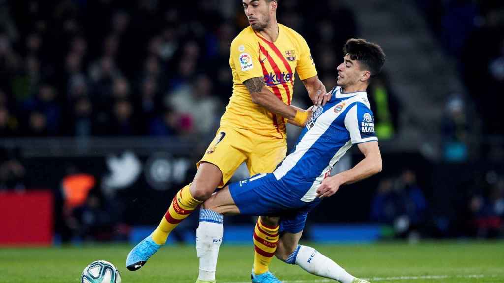 Luis Suárez luchando un balón en el derbi del Barça y el Espanyol / EFE