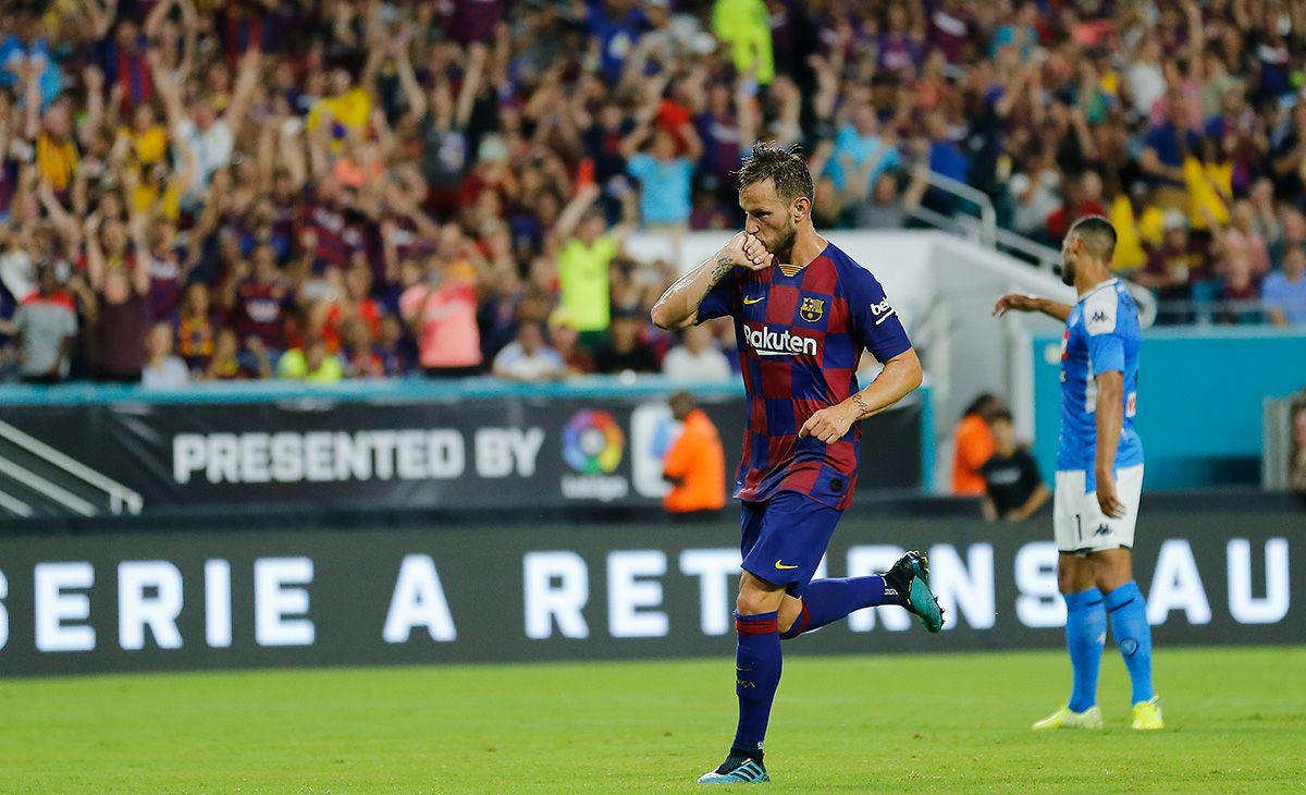 Rakitic celebrando su gol contra el Nápoles / EFE