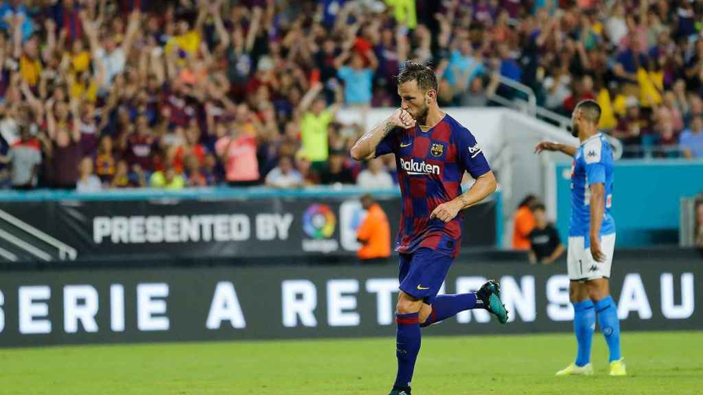 Rakitic celebrando su gol contra el Nápoles / EFE