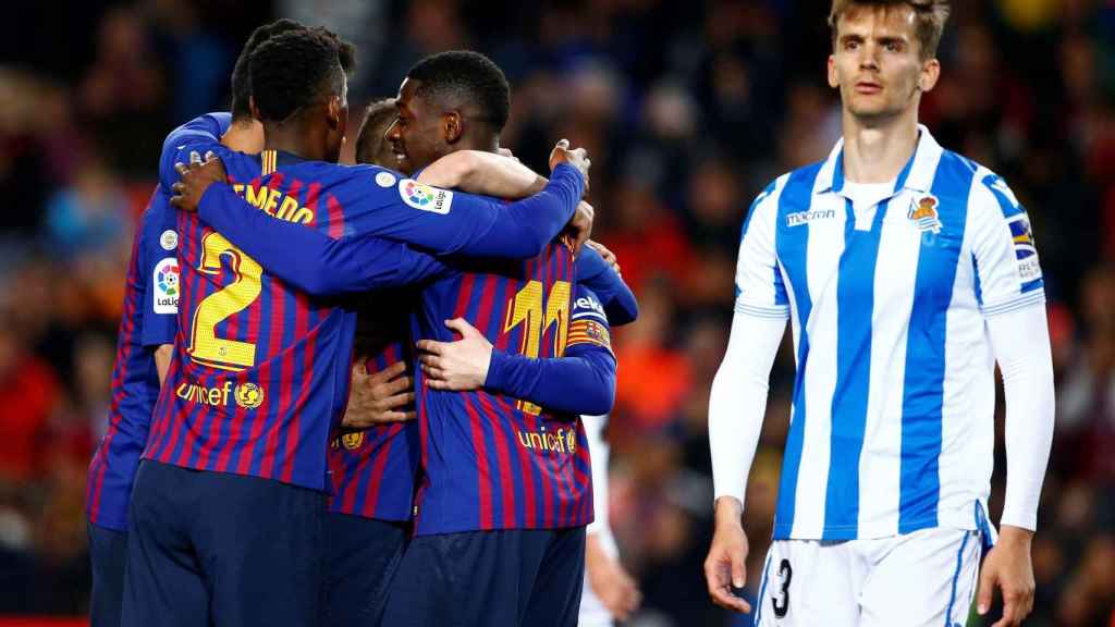 Los jugadores del Barça celebran un gol ante la un defensa de la Real Sociedad / EFE