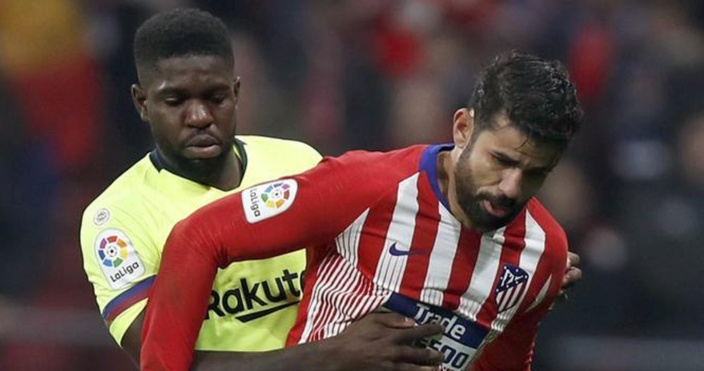 Umtiti pelea un balón con Diego Costa / EFE